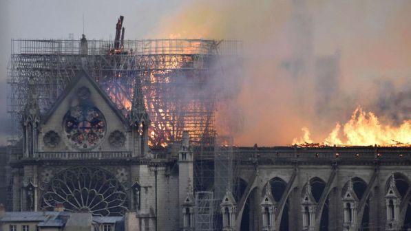 Notre-Dame, Procura di Parigi apre un'inchiesta sulle cause del rogo