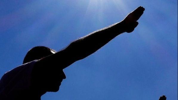 Fece saluto fascista, la Cassazione: non è un fatto di lieve entità, ma un reato