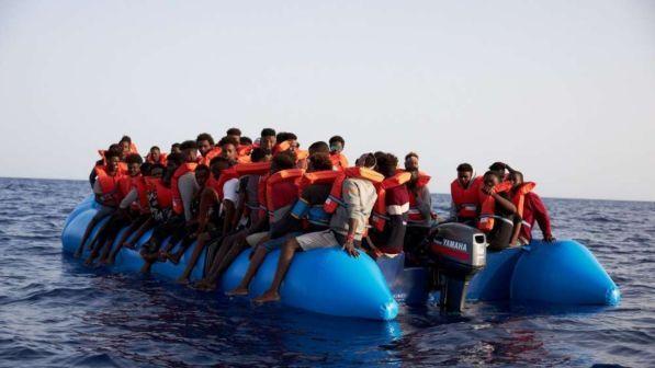 Migranti, il garante dei detenuti: "Rimpatri non aumentano e sono riportati nei loro Paesi d'origine soprattutto albanesi"