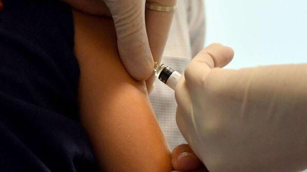 Vaccini, tre reazioni gravi ogni 100mila dosi: "Confermata sicurezza"