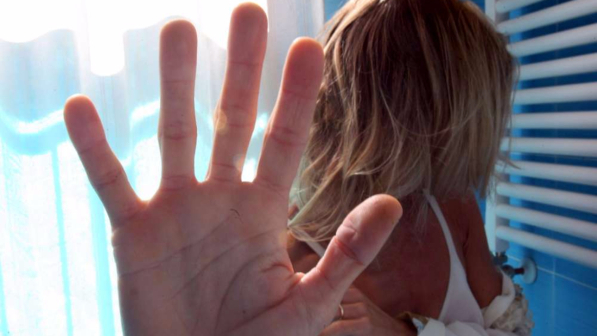 Riccione, due marocchini stuprano una donna senza fissa dimora: arrestati