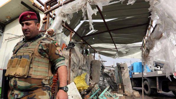 Iraq, autobomba in un mercato a Baghdad: 12 morti | L'Isis rivendica l'attentato