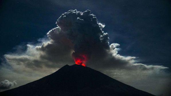 Indonesia, aeroporto di Bali chiuso per eruzione vulcano Agung