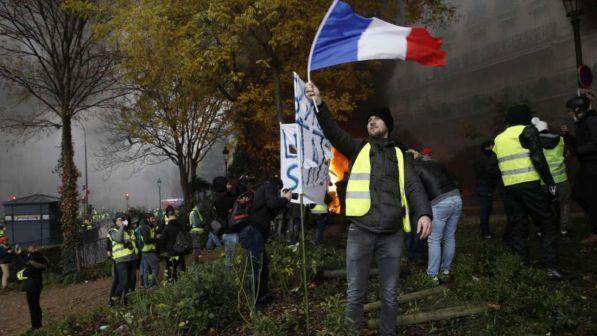 Francia: congelati gli aumenti delle tasse su benzina, luce e gas | Ma i gilet gialli non accettano l'offerta del governo
