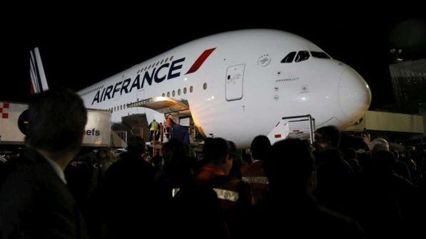 Firenze, prende fuoco ruota dell'aereo sulla pista: rogo subito domato dai pompieri