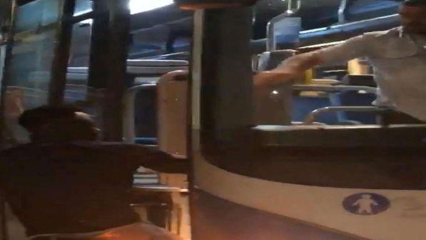 Autista bus picchia immigrato, pm indaga per lesioni