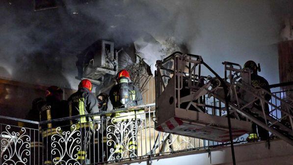 Incendio in un palazzo di Roma: morto un uomo di 62 anni