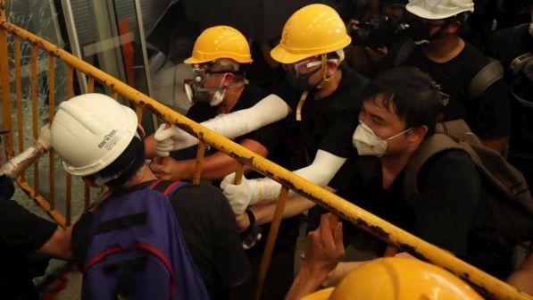 Hong Kong, gang aggredisce i manifestanti anti Pechino di ritorno da un corteo: la polizia non interviene