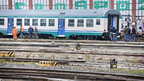 firenze treno deraglia morto