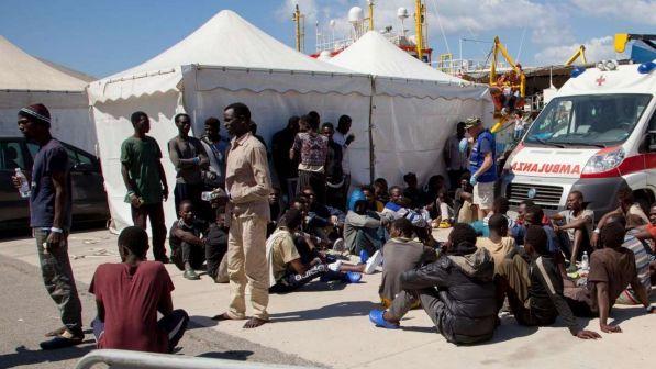 Migranti, in 110 su cargo da venerdì davanti a porto Pozzallo