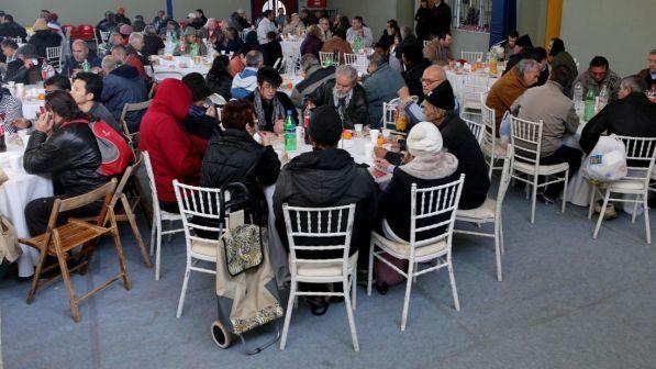 Rimini, senzatetto vince 2.700 euro e offre un pranzo al tartufo agli amici clochard