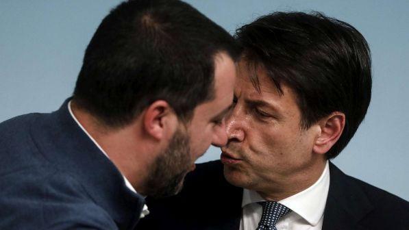 Sea Watch, Salvini: "Sono delinquenti, in Italia non hanno un porto" | Sbarco autorizzato solo per 18 profughi