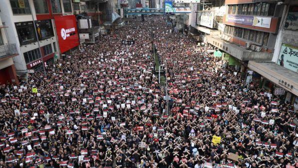 Hong Kong, sgombrato centro: manifestanti verso sedi istituzionali