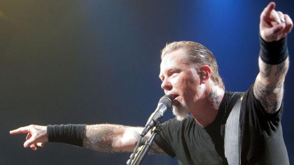I Metallica fermano il tour mondiale per i problemi di alcol di Hetfield