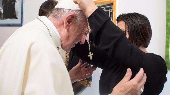Papa: mai stancarsi di testimoniare il dialogo, aprirci arricchisce