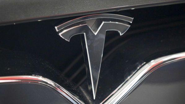 Usa, Tesla fa causa a un ex dipendente: "Ha mentito e rubato dati"