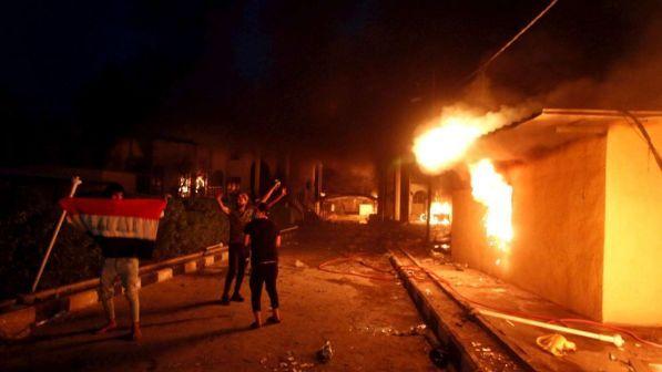 Iraq, consolato Iran dato alle fiamme a Bassora: imposto coprifuoco