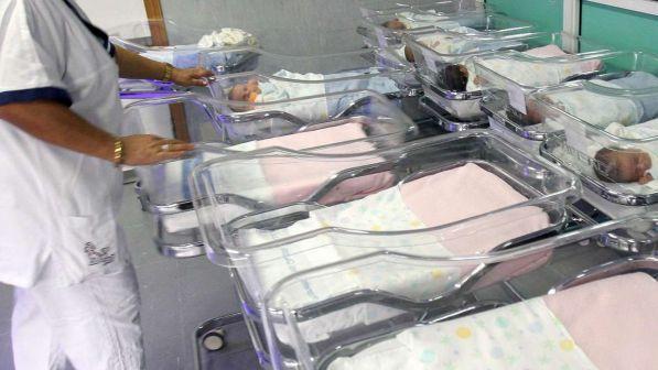 Zambia, confessione shock di un'infermiera: "Ho scambiato in culla almeno 5mila bebè"