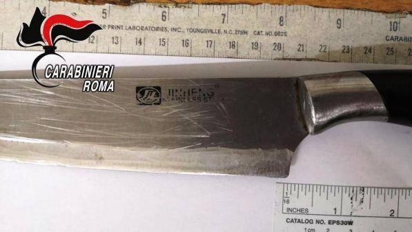 Roma, accoltella la moglie per gelosia davanti ai figli: arrestato