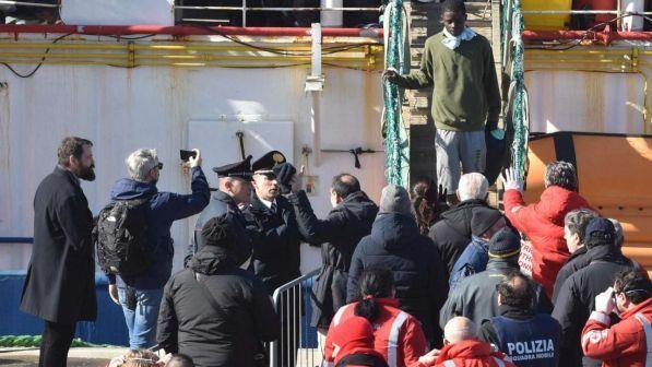 Migranti, l'Italia supera la Francia per le concessioni d'asilo e diventa seconda in Europa
