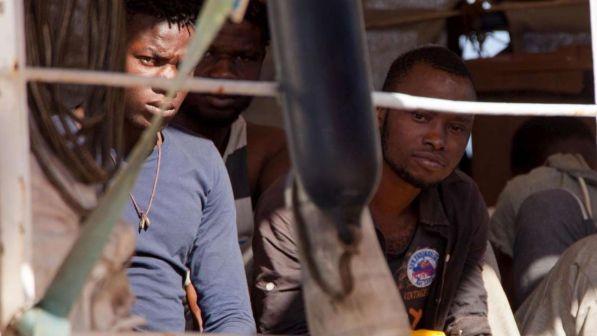 Migranti, Alexander Maersk attracca al porto di Pozzallo