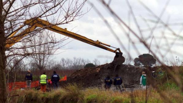 Terra dei fuochi, carabinieri del Noe sequestrano discarica abusiva