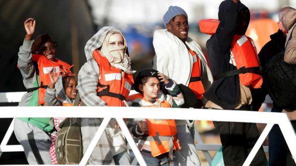 Migranti, Cei: "Pronti a farci carico dei minori a bordo della Sea Watch"