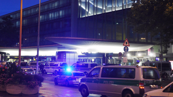 Strage di Monaco, 16enne arrestato per complicità scrisse su WhatsApp al killer