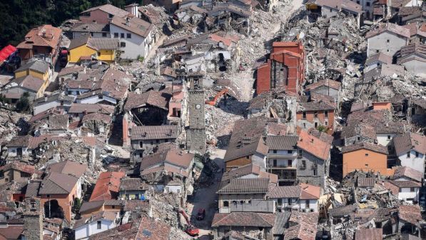 Terremoto, Renzi: soldi ci sono, evitare che la gente ci mangi sopra