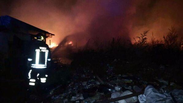 Ancona, incendio sulle colline alle porte della città