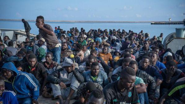 Migranti, missione Sophia: "Non nel mandato, ma salvare è d'obbligo"