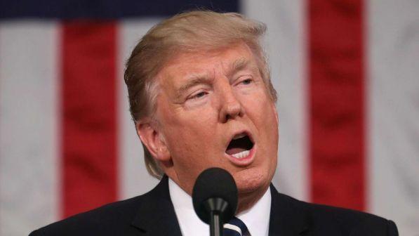 Usa, Trump di nuovo contro i giocatori di football: "Sospesi se protestano"
