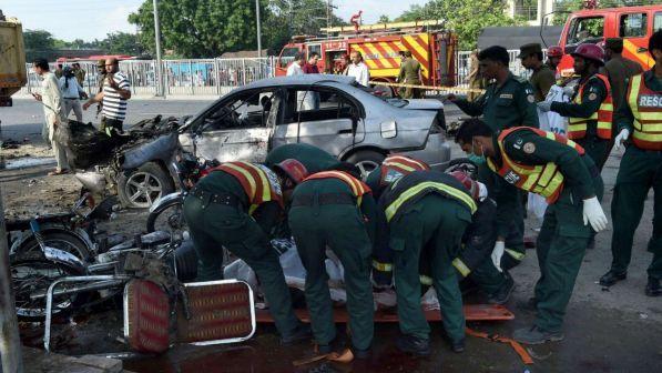 Pakistan, strage in un mercato: esplode bomba, almeno 25 morti