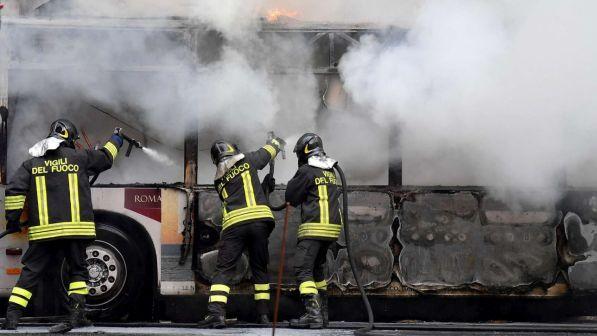 Roma, va a fuoco un bus Atac in deposito: nessun ferito