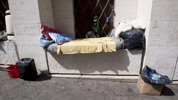 Clochard morti di freddo a Roma, la Raggi valuta obbligo di ricovero