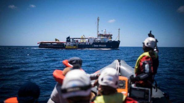 Migranti, Sea Watch: "Circa 80 su gommone, la Marina non interviene"
