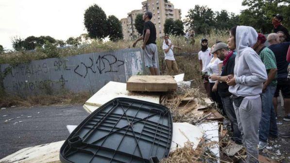 Roma, sgombero ex scuola: gli occupanti lasciano lo stabile