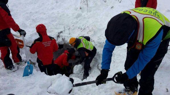 Valanga sull'hotel Rigopiano, vive 10 persone: salvi tutti e 4 i bambini