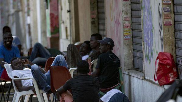 Migranti, Di Maio: "Emergenza seria" | Grillo ribadisce: 2 mandati e no alleanze
