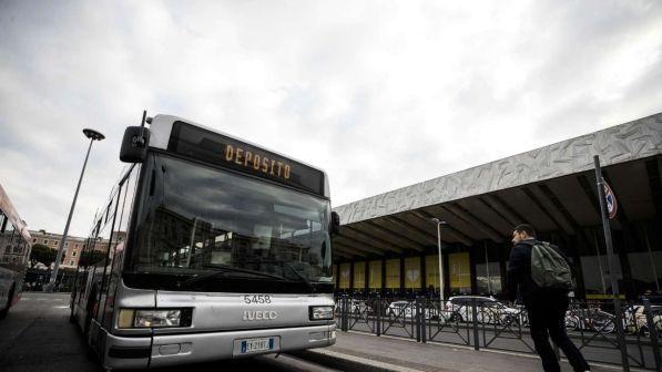 Atac, il Campidoglio avverte: "Servizio a rischio" e poi corregge il tiro