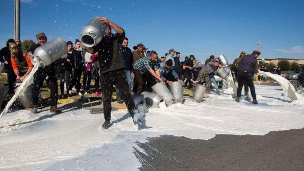 Prezzo latte, protesta dei pastori: bloccata squadra del Cagliari
