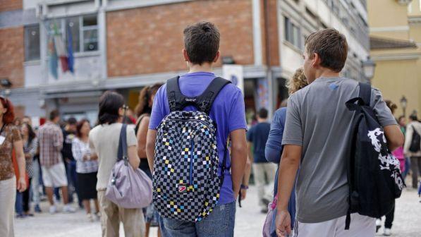 Alunno con il cartello "asino" in classe in una scuola di Milano, la preside: "Quella professoressa dovrà chiarire"