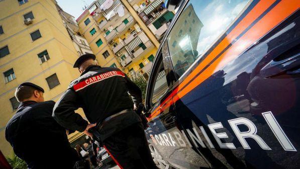 Gli sospendono la patente, si barrica in casa e spara ai passanti dalla finestra