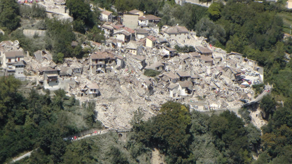 Amatrice, bimbo sotto macerie: soccorritori non riescono a salvarlo