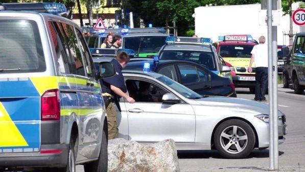 Germania, uomo accoltella due persone e scappa: un morto, un ferito