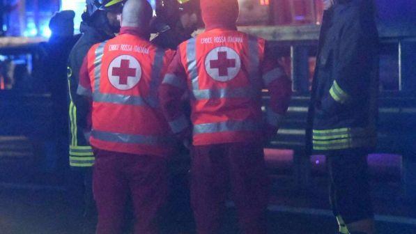 Auto contro semaforo nel Cuneese: morto un 19enne, 3 feriti gravi