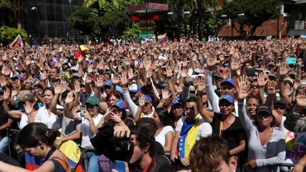 Caos Venezuela, il bilancio dei morti nelle proteste sale a 35