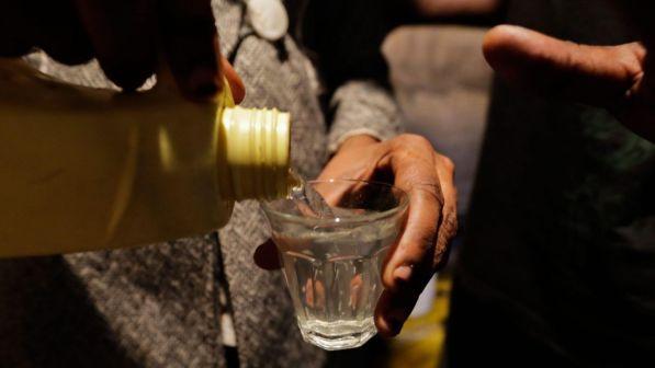India, almeno 95 morti per liquore distillato illegalmente: undici arresti