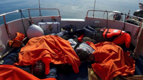 Turchia, nuovo naufragio: 25 morti Egeo, navi Nato contro i trafficanti