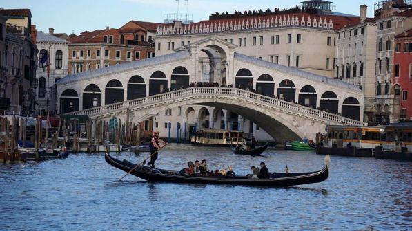 Venezia, crollo di un piccolo pontile sul Canal Grande: 4 feriti